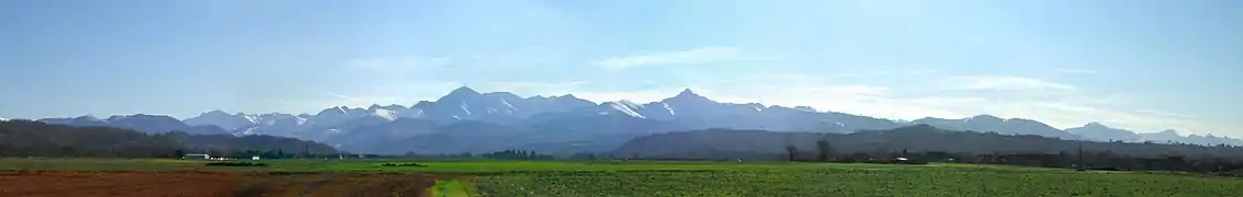 La chaîne des Pyrénées vue depuis la plaine de Tarbes.