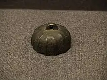 Poids portant une inscription en chinois.