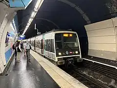 MI 79 du RER B entrant en gare.