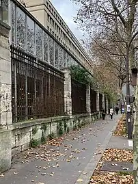 Clôture de l'ancienne halle aux vins.