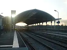Quai de la gare SNCF reliant la cité castraise à Toulouse et Mazamet.