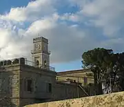 Les bâtiments modernes.