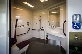 Toilettes, aménagées pour les personnes en situation de handicap.