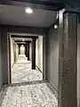 Anciennes structures des EMGP dans un couloir de l'hôtel.