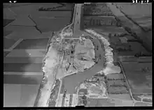 Photographie d'une écluse avec vue en plongée, photo en noir et blanc