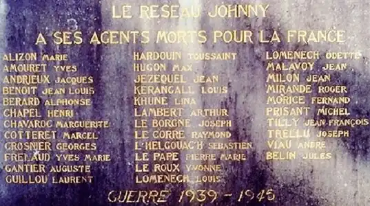 Plaque commémorative portant les noms des membres du réseau Johnny morts pour la France, située sur un mur près de l'église de la Trinité à Kerfeunteun