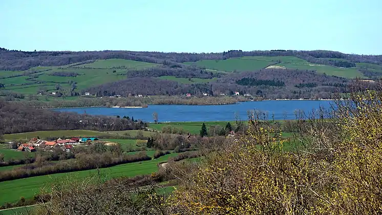 Le lac de Panthier et le hameau des Bordes.De l'autre côté du lac, deux petits monts entièrement recouverts de bois : le Petit Montot (butte de gauche, ~420 m d'alt., sur Créancey) et à sa droite le Grand Montot (446 m d'alt., sur Semarey, commune non limitrophe du lac ni de Vandenesse).Les berges à droite derrière les arbres sont sur Commarin.