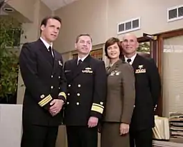 Harm (à gauche), Mac et Chegwidden entourant le véritable commandant de lUSN-JAG, le rear admiral Donald J. Gute