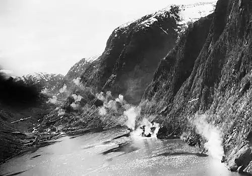 Beaufighter attaquant le navire marchand Ingerseks abrité le long des falaises (900 m d’altitude) près de Sognefjord le 23 avril 1945. Le raid du 9 février s'est effectué dans des conditions presque similaires.