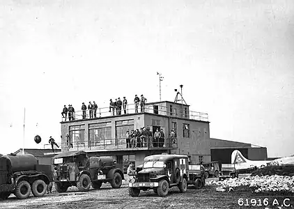 Tour de contrôle de la RAF Molesworth, prise le 28 septembre 1944, avec le personnel de l’escadre attendant le retour du 303e groupe de bombardement d’une mission.