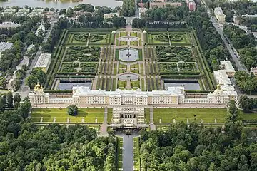 Jardins supérieurs et parterres de Peterhof, désormais agrandis et plus naturels que leur aspect baroque d'origine
