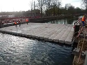 Ponton flottant modulaire, posé à l'occasion des travaux de construction d'un nouveau "pont du Petit-Paradis" (pont levant)