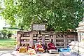 Panneau indiquant l'endroit où Trapusa et Bhallika ont fait leur offrande au Bouddha. Temple de la Mahabodhi, Bhodgaya.