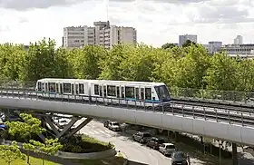 Une rame sur le viaduc de Pontchaillou et vue d'une des piles.