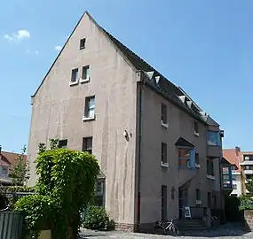 Façade est du bâtiment ; à droite (au nord) se trouvent la synagogue et son jardin (non visibles).