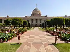 Le Rashtrapati Bhavan, le Palais présidentiel indien, vu depuis son jardin moghol.