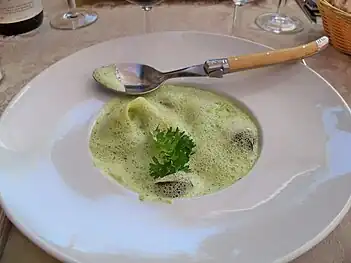 Ravioles d'escargots à la crème d'ail.