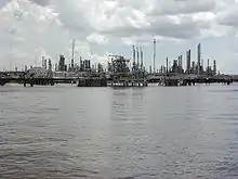 grande étendue d'eau avec installations industrielles à l'arrière-plan
