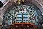 L’Arche sainte, Aron Hakodech en hébreu (ארון קודש), armoire située sur le mur Est, où sont conservés les rouleaux de la Torah, tournée vers Jérusalem.