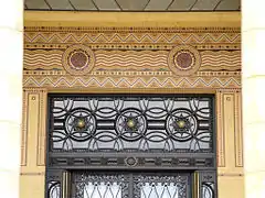 décor en fer forgé du péristyle,