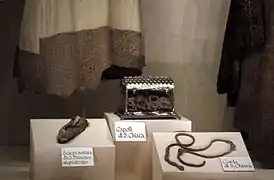 Reliques (sandale, cheveux, cordelière)