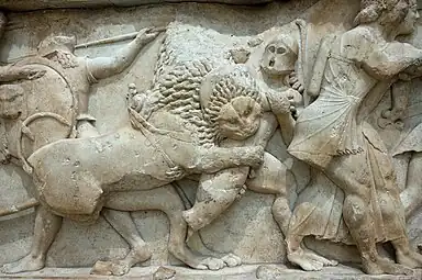 Gigantomachie: Apollon et Artémis luttent contre les géants. Géant attaqué par un lion.