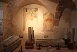 La crypte avec les sarcophages et les fresques.