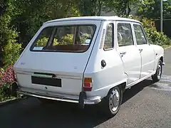 Une Renault 6 de trois quarts arrière.