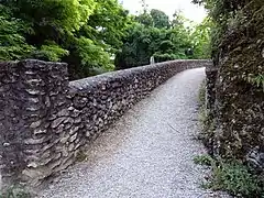 Photographie en couleurs d'une chemin de ronde.