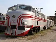 Filets interrompus, tablier blanc.