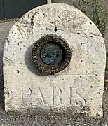 Repère de nivellement, rue Raspail, marquant l'altitude de 34.53 mètres.