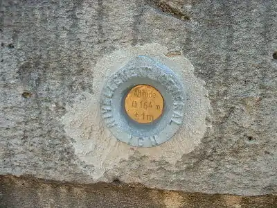 Repère de nivellement français.