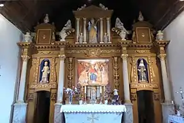 Maître-autel en pierre à croix de malte et retable, XVIIe siècle.