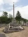La croix monumentale du cimetière.