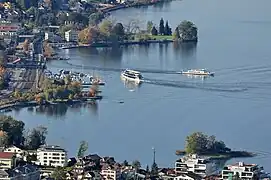Le récent MS Panta Rhei croise le MS Säntis avant d'accoster à Richterswil