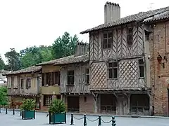 Les maisons à colombages de la place de Lastic.