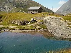Le refuge Barbellino situé au bord du lac.
