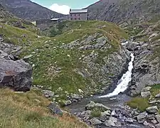 Le refuge situé à proximité de la rivière Serio.