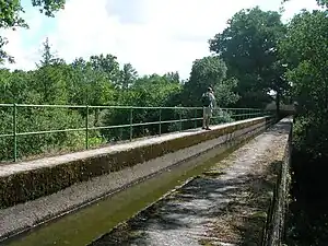 Rigole alimentant le canal.