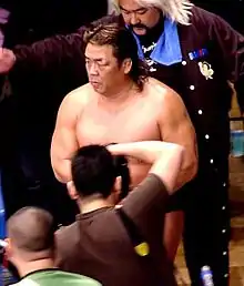 Catcheur japonais au milieu du public.