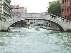 Ponte de la Cereria  reliant la calle éponyme et la fondamenta del rio Novo