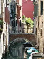 Ponte Raspi ou Sansoni reliant campiello et calle éponymes