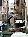 Ponte de Ca' Grimani reliant calle del Magazen et sotoportego de le Erbe
