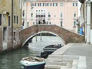Ponte de la Pescaria reliant le campo éponyme à la fondamenta de l'Ogio