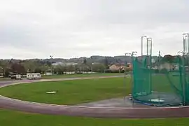 le stade d'athlétisme.