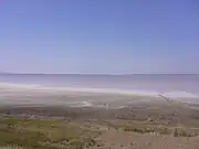 Les eaux du lac prennent une teinte rose en raison de leur forte salinité et de la présence de microorganismes