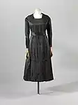 Robe de jour en soie et satin (1919), Palais Galliera, musée de la Mode de la Ville de Paris.