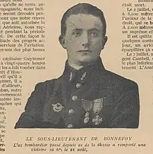 Coupure de presse avec une photo noir et blanc d'un jeune homme en uniforme.