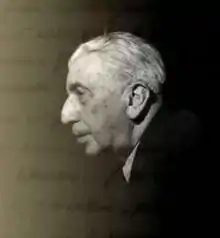 Photo noir et blanc d'un homme âgé vu de profil.