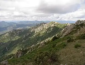 Vue du sommet du roc de France depuis les bornes géodésiques no 303076001 à l'est.